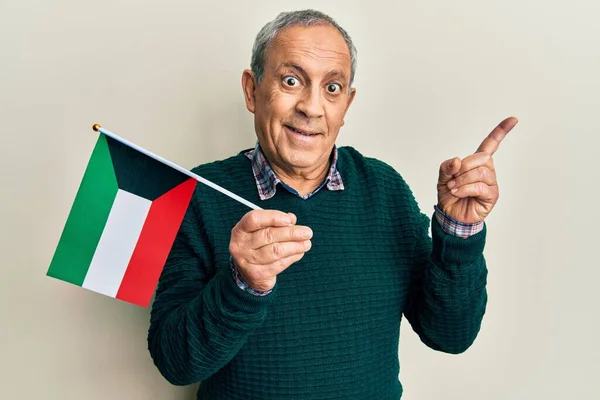 Stilig Senior Man Med Grått Hår Som Håller Kuwait Flaggan — Stockfoto