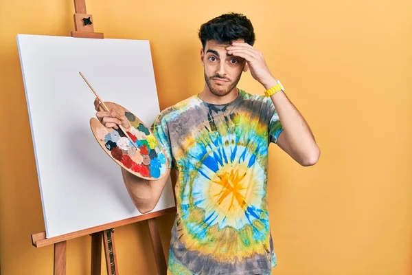 Joven Hombre Hispano Pie Dibujando Con Paleta Del Pintor Caballete —  Fotos de Stock