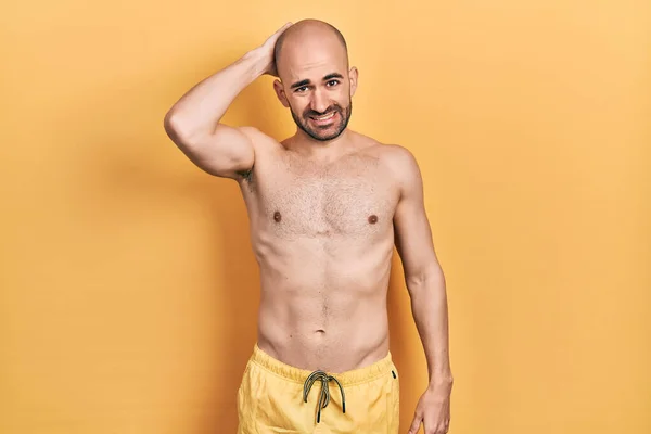 Junger Mann Mit Glatze Badekleidung Verwirrt Und Fragt Sich Das — Stockfoto