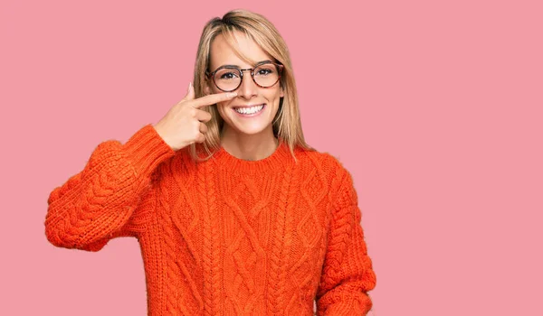 Schöne Blonde Frau Lässiger Kleidung Und Brille Die Mit Dem — Stockfoto