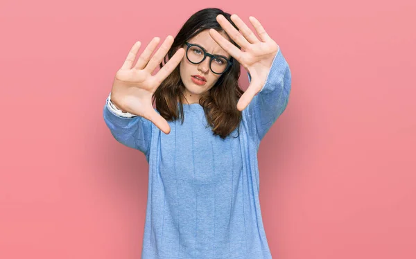 Gündelik Kıyafetler Giyen Gözlük Takan Parmaklarını Kullanarak Çerçeve Yapan Genç — Stok fotoğraf