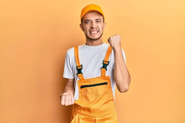 Hispanic Ung Man Bär Händig Uniform Firar Förvånad Och Förvånad — Stockfoto