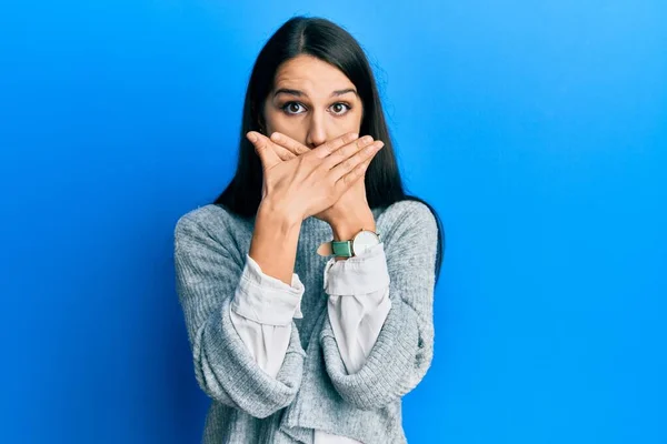 Giovane Donna Ispanica Indossa Vestiti Casual Scioccato Coprendo Bocca Con — Foto Stock