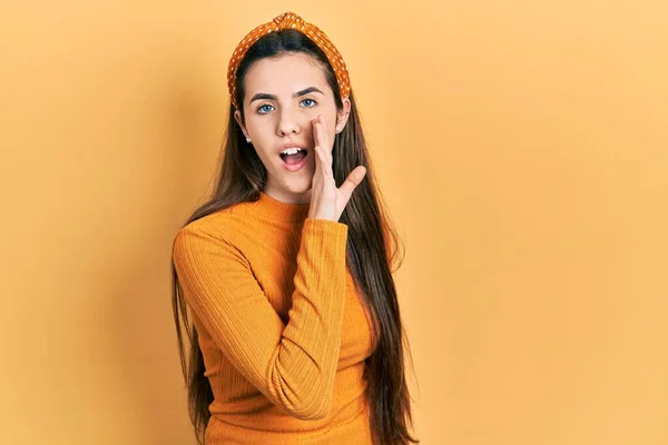 Junge Brünette Teenager Tragen Lässige Gelbe Pullover Hand Auf Mund — Stockfoto