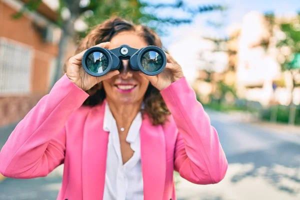 Empresaria Hispana Mediana Edad Sonriendo Feliz Buscando Una Nueva Oportunidad — Foto de Stock