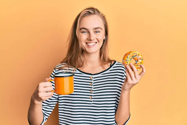 Mulher Loira Bonita Comendo Donut Bebendo Café Sorrindo Com Sorriso — Fotografia de Stock