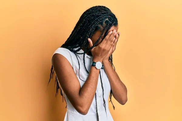 Mulher Afro Americana Vestindo Roupas Casuais Com Expressão Triste Cobrindo — Fotografia de Stock