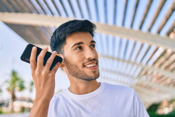 Mladý Latinsky Muž Usměvavý Šťastný Poslech Audio Zprávy Pomocí Smartphone — Stock fotografie