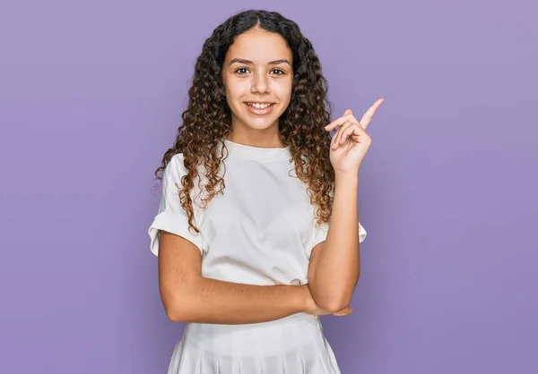 Adolescente Chica Hispana Vistiendo Casual Camiseta Blanca Sonriendo Feliz Señalando —  Fotos de Stock
