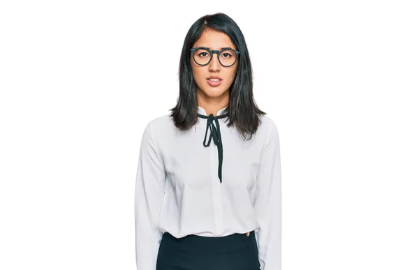 Schöne Junge Asiatin Mit Businesshemd Und Brille Mit Ernstem Gesichtsausdruck — Stockfoto
