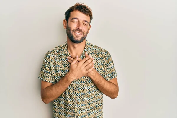 Homem Bonito Com Barba Vestindo Camisa Moda Casual Sorrindo Com — Fotografia de Stock