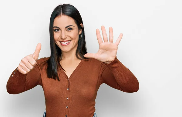 Jeune Femme Hispanique Portant Des Vêtements Décontractés Montrant Pointant Vers — Photo