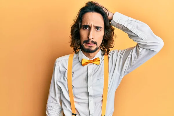 Mladý Hispánec Hipsterském Elegantním Vzhledu Zmateně Uvažuje Otázce Nejistý Pochybnostmi — Stock fotografie