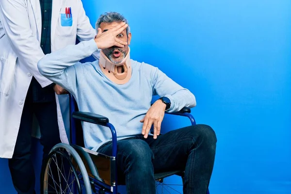 Hombre Guapo Mediana Edad Con Pelo Gris Silla Ruedas Con — Foto de Stock