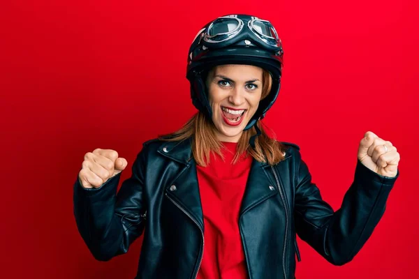 Mulher Jovem Hispânica Usando Capacete Motocicleta Gritando Orgulhoso Celebrando Vitória — Fotografia de Stock