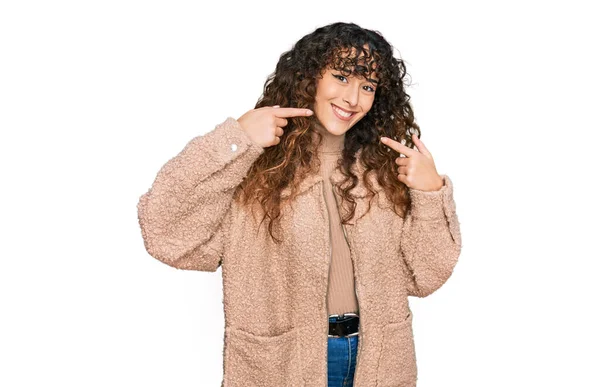 Chica Hispana Joven Con Ropa Invierno Sonriendo Alegre Mostrando Señalando —  Fotos de Stock