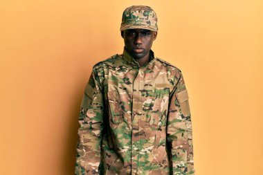 Afrika kökenli genç bir Amerikalı asker üniforması giyiyor şüpheci ve gergin, sorun yüzünden asık suratlı. negatif kişi. 