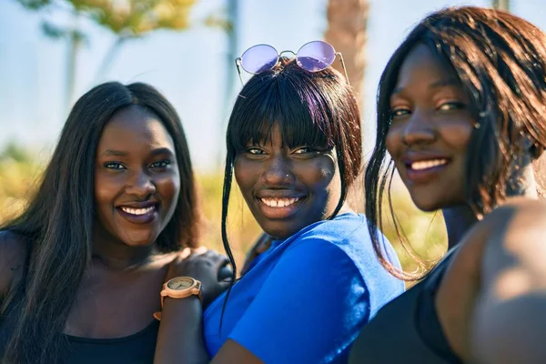 Drei Afrikanisch Amerikanische Freunde Lächeln Glücklich Umarmt Der Stadt — Stockfoto