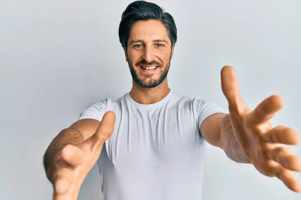 Jovem Hispânico Vestindo Camisa Branca Casual Olhando Para Câmera Sorrindo — Fotografia de Stock