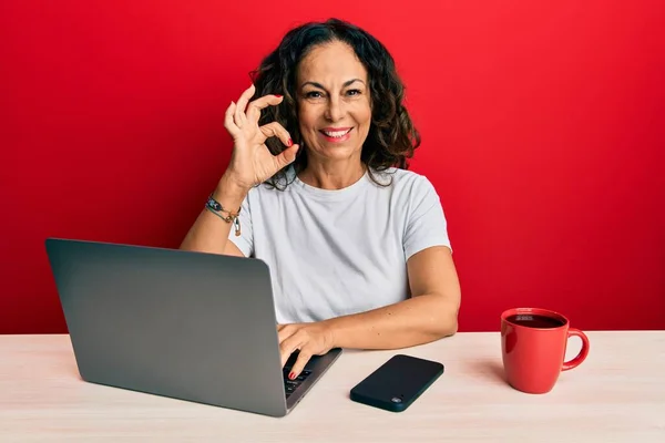 Hermosa Mujer Mediana Edad Que Trabaja Oficina Usando Computadora Portátil —  Fotos de Stock