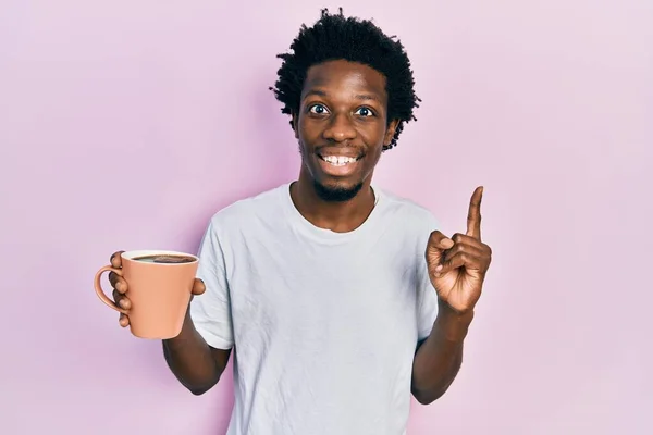 Joven Hombre Afroamericano Sosteniendo Taza Café Sonriendo Con Una Idea — Foto de Stock