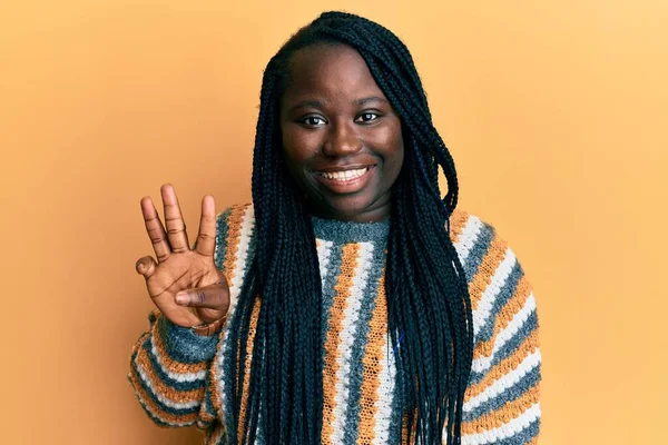 Joven Mujer Negra Con Trenzas Con Suéter Casual Invierno Mostrando — Foto de Stock