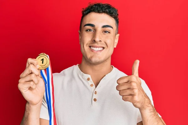 Spanyol Genç Adam Birincilik Madalyasını Elinde Tutuyor Mutlu Pozitif Gülümsüyor — Stok fotoğraf