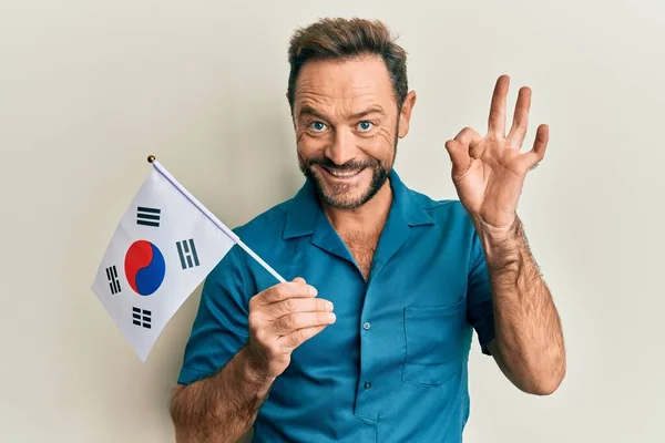Homme Moyen Age Tenant Drapeau Corée Sud Faisant Signe Avec — Photo