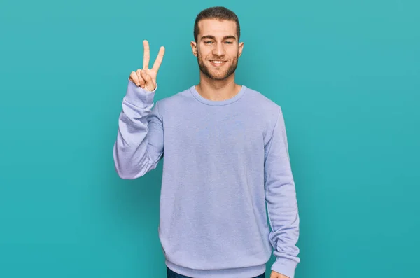 Junger Kaukasischer Mann Lässiger Kleidung Zeigt Mit Fingern Nummer Zwei — Stockfoto
