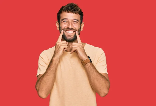 Beau Jeune Homme Barbu Portant Shirt Décontracté Souriant Avec Bouche — Photo