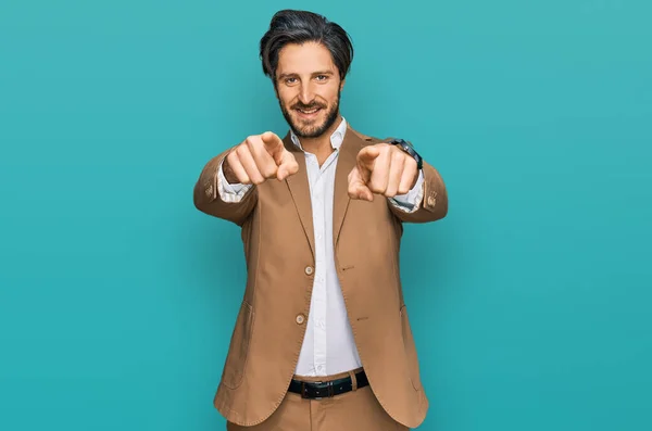 Молодий Іспаномовний Чоловік Діловому Одязі Вказує Камеру Пальцями Посміхаючись Позитивно — стокове фото