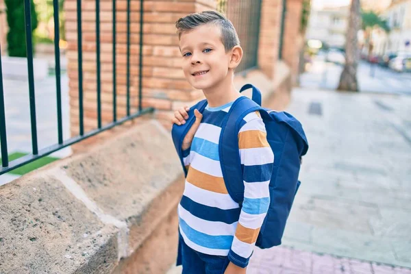 Bedårande Kaukasiska Student Pojke Ler Glad Stående Vid Staden — Stockfoto