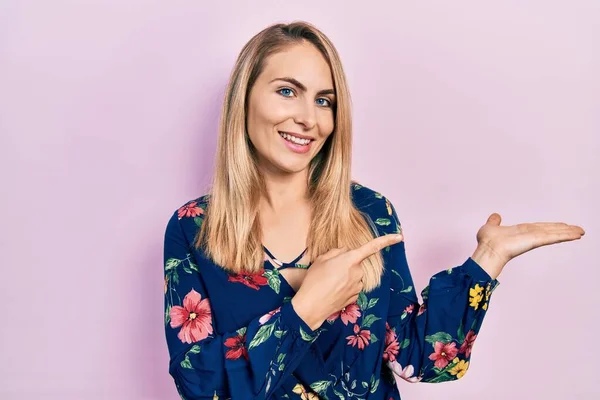 Jovem Caucasiana Vestindo Roupas Casuais Espantada Sorrindo Para Câmera Enquanto — Fotografia de Stock