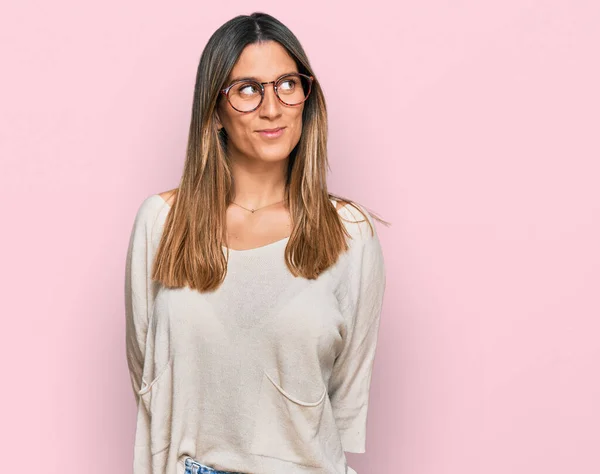 Mujer Joven Vistiendo Ropa Casual Gafas Sonriendo Mirando Lado Mirando —  Fotos de Stock
