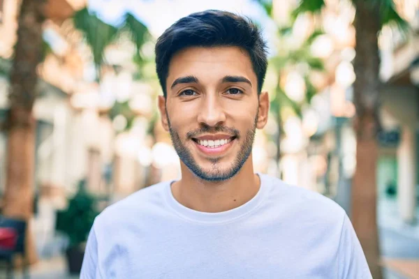 Молодий Латинський Чоловік Посміхається Щасливою Прогулянкою Місту — стокове фото