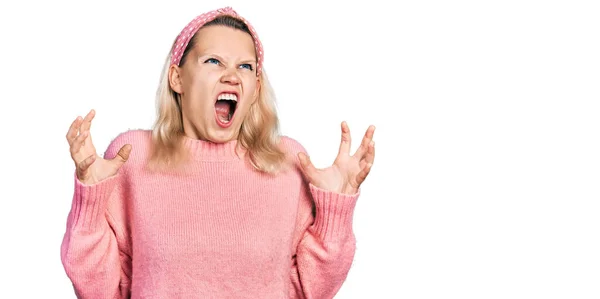 Mulher Branca Jovem Vestindo Roupas Casuais Loucos Loucos Gritando Gritando — Fotografia de Stock