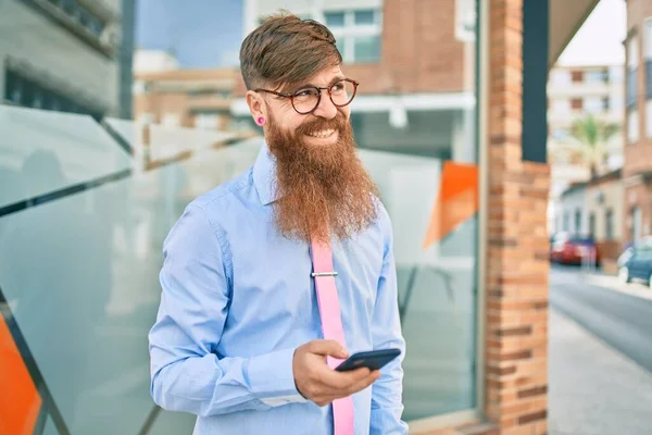 Jeune Homme Affaires Rousse Souriant Heureux Utilisant Smartphone Debout Ville — Photo