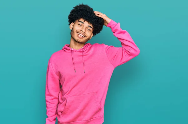 Joven Afroamericano Con Cabello Afro Usando Sudadera Rosa Casual Sonriendo — Foto de Stock