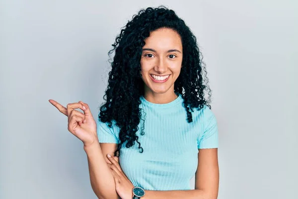 Ung Latinamerikansk Kvinna Med Lockigt Hår Avslappnad Blå Shirt Med — Stockfoto