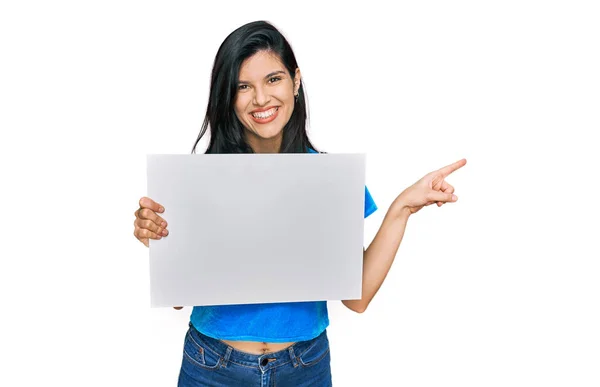 Mujer Hispana Joven Sosteniendo Banner Vacío Blanco Sonriendo Feliz Señalando —  Fotos de Stock