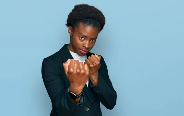 Fiatal Afro Amerikai Lány Visel Üzleti Ruhát Kész Harcolni Ököllel — Stock Fotó