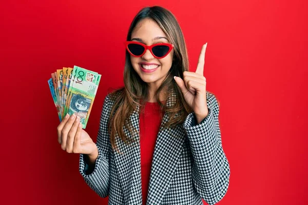 Jovem Morena Segurando Dólares Australianos Sorrindo Com Uma Ideia Pergunta — Fotografia de Stock
