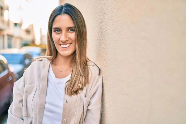 Joven Mujer Caucásica Sonriendo Feliz Caminando Ciudad —  Fotos de Stock