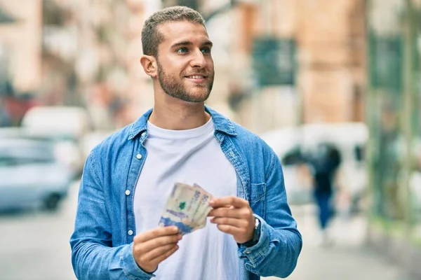 Jovem Caucasiano Sorrindo Feliz Contando Pesos Colombianos Cidade — Fotografia de Stock