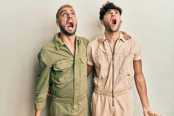 Homoseksueel Homostel Dat Samen Staat Casual Jumpsuit Draagt Boos Boos — Stockfoto