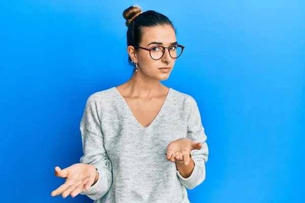 Junge Hispanische Frau Lässiger Kleidung Ahnungslos Und Verwirrt Mit Offenen — Stockfoto