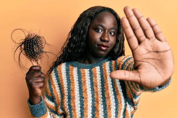 Afrikaanse Jonge Vrouw Houden Kam Verliezen Haar Met Open Hand — Stockfoto