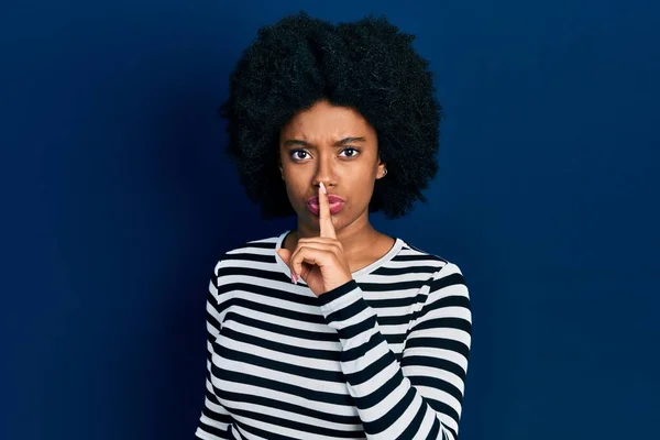 Genç Afro Amerikalı Kadın Günlük Kıyafetler Giyip Dudaklarında Parmaklarıyla Sessiz — Stok fotoğraf