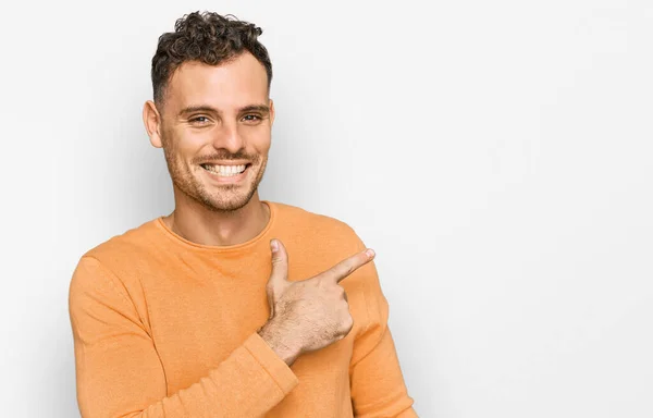 Jovem Hispânico Vestindo Roupas Casuais Alegre Com Sorriso Rosto Apontando — Fotografia de Stock