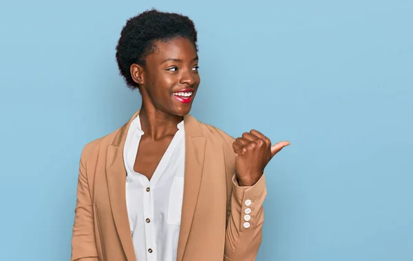 Молода Афроамериканська Дівчина Діловому Одязі Посміхається Щасливим Обличчям Вказує Бік — стокове фото